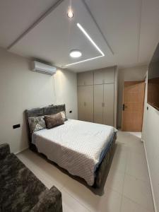 a bedroom with a large bed in a room at Apprt Saidia berqia in Saïdia