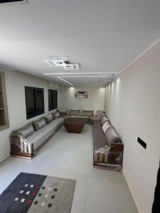 a large living room with couches in a room at Apprt Saidia berqia in Saïdia