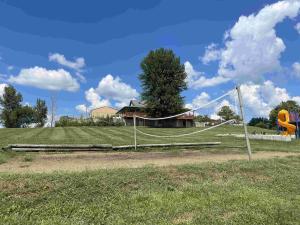 ein Spielplatz mit einem Volleyballnetz auf einem Feld in der Unterkunft AOK Campground & RV Park in Saint Joseph