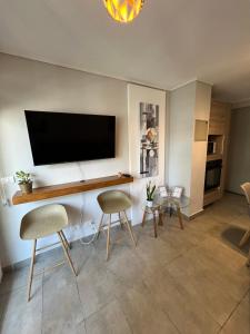 a living room with a flat screen tv on a wall at Live Epicentro in Temuco