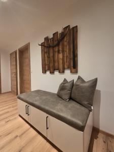 a bench with two pillows on it in a room at Tante Maridi in Forstau