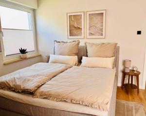 a large bed in a room with a window at CozyHome mit Netflix, voll ausgestatteter Küche, Zentrums- und Bahnhofsnah, Balkon, self-Check-in möglich in Bückeburg