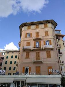 ein hohes, braunes Gebäude mit Seitenfenstern in der Unterkunft Albergo Bandoni in Rapallo