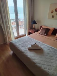 ein Schlafzimmer mit einem großen Bett und einem großen Fenster in der Unterkunft Villa Old Town in Ohrid