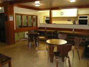 La sala de estar o bar de Glencoe Youth Hostel