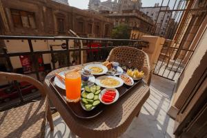 castello hotel في القاهرة: صينية طعام على طاولة في شرفة