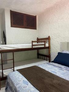 a bedroom with two bunk beds in a room at Suítes Sabor e Mar in Angra dos Reis