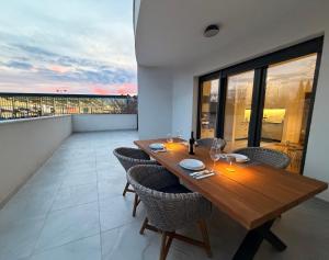 a wooden table sitting on top of a balcony at Apartman TERRASSE in Trebinje