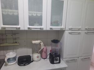 a kitchen counter with a blender on top of it at Ambiente Familiar in Alagoinhas