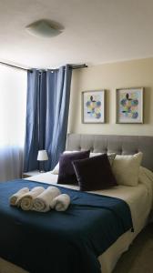 a bedroom with a large bed with towels on it at Espectacular depto en, 3D 2B, 5 personas, Wifi Aire Estacionamiento in Curicó