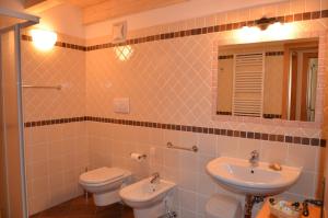 A bathroom at Residence Ca' Delle Margherite