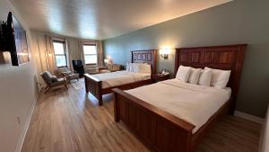 a bedroom with two beds and a living room at The Shelby Inn in Shelbyville