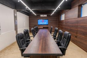 a conference room with a long table and chairs at Vektor Itabirito in Itabirito