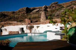 a swimming pool with a mountain in the background at Balcones de Piedad in Los Balcones