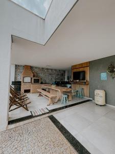 a large living room with a table and chairs at Suítes em casa ampla com área gourmet in Uberlândia