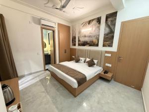 a bedroom with a large bed in a room at Hotel Krishna Tulsi Van - Near Bankey Bihari & ISKCON in Vrindāvan