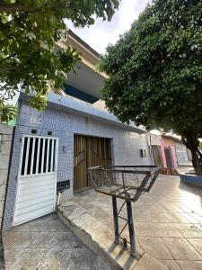 a shopping cart sitting in front of a garage at Casa aconchegante em Barra dos Coqueiros in Barra dos Coqueiros