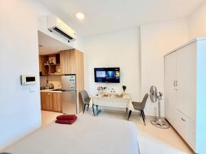 a kitchen and dining room with a table and chairs at Stay With Me CBD Apartment - Rivergate Building in Ho Chi Minh City