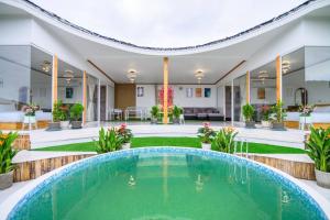 a pool in the courtyard of a house at Monsaan ม่อนซาน in Mon Jam