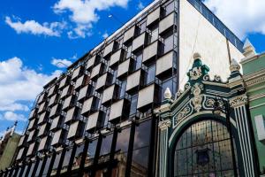 a building with a lot of windows on it at Hotel Gilfer Puebla Centro Histórico in Puebla