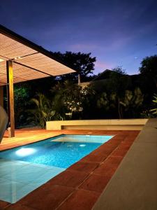 a swimming pool in a backyard at night at Juntas del Lago - Casa 3 in Apulo