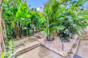 a garden with palm trees and a pond at Juntas del Lago - Casa 3 in Apulo