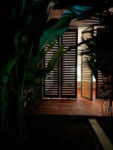 an open door of a house with a window with shutters at Juntas del Lago - Casa 3 in Apulo