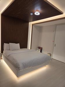 a bedroom with a large bed with lights on it at 벨라지오호텔 in Sagog-yŏk