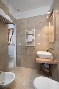 ローマにあるVaticanspace Roomsのバスルーム(洗面台、トイレ、バスタブ付)