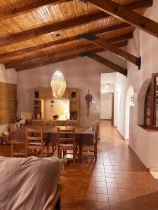 a kitchen and dining room with a table and chairs at Barreal La Templanza Casa de Campo in Barreal