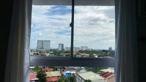 a window with a view of a city at Gem's Silid Tulugan in Cebu City