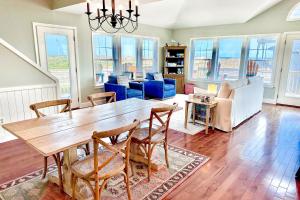 a living room with a wooden table and chairs at FO13 Dreamcatcher in Frisco