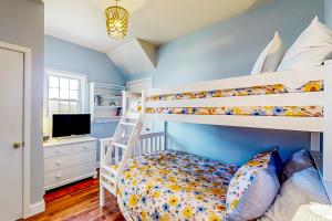 a bedroom with two bunk beds and a desk at FO13 Dreamcatcher in Frisco