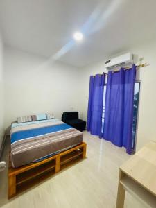 a bedroom with a bed and a window with blue curtains at Preciosa Suite Familiar para 10 personas con cocina y 3 piscinas in Playas