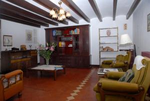 a living room with a couch and chairs and a table at Ca la Paula in Pla del Panadés