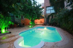 a swimming pool in the middle of a courtyard at Ca la Paula in Pla del Panadés