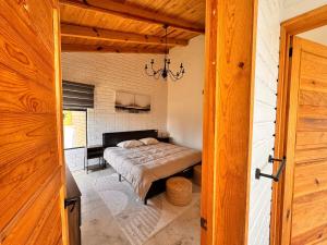 a bedroom with a bed in a room at BOSK TAPALPA - Cabaña en Tapalpa in Tapalpa
