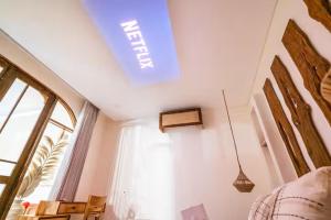a room with a ceiling with a sign on the wall at Villa Wedas in Canggu