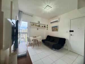 a living room with a couch and a table at Encantos no Porto da Barra in Salvador