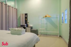 a hospital room with a bed and a shower at Dream Home in Hat Yai in Ban Kohong