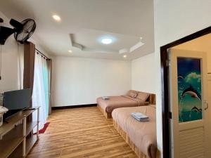 a room with a couch and a bed in it at ไท่เฉิน รักไทย Tai Cheng RakThai in Ban Rak Thai