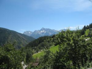 vista su una valle con montagne e alberi di Maison De Marthe a Doues