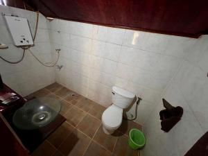 a bathroom with a toilet and a sink at บ้านชนเผ่าแคมปิ้งแอนด์รีสอร์ท in Pang Mapha