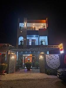 a house with a lit up facade at night at Hotel Hải Âu in Kỳ Trân (1)