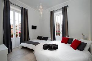 ローマにあるVaticanspace Roomsのベッドルーム1室(ベッド2台、赤と黒の枕付)