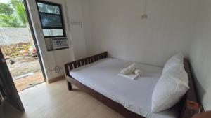 a bedroom with a bed with a pillow and a window at M Residence Capsule Rooms in San Francisco