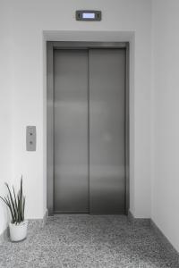 una puerta de ascensor en un edificio con una maceta en BoardingHouse N22 Oberboihingen en Oberboihingen