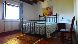 sypialnia z łóżkiem i oknem w obiekcie Fattoria di Fugnano w mieście San Gimignano