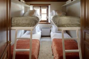 バケイラ・ベレットにあるVal de Ruda Luxe 34 by FeelFree Rentalsの窓付きの客室で、二段ベッド2台が備わります。