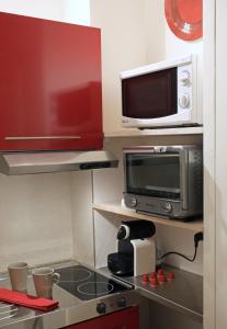 uma pequena cozinha com um micro-ondas e um fogão em Apartment Bac St. Germain em Paris